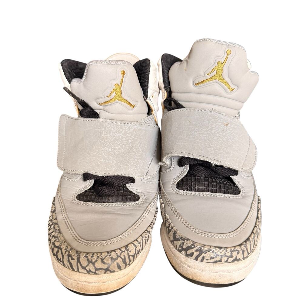 Jordan Youth Son of Mars Sneaker size 4.5Y Grey/White/Gold 512242 - 035